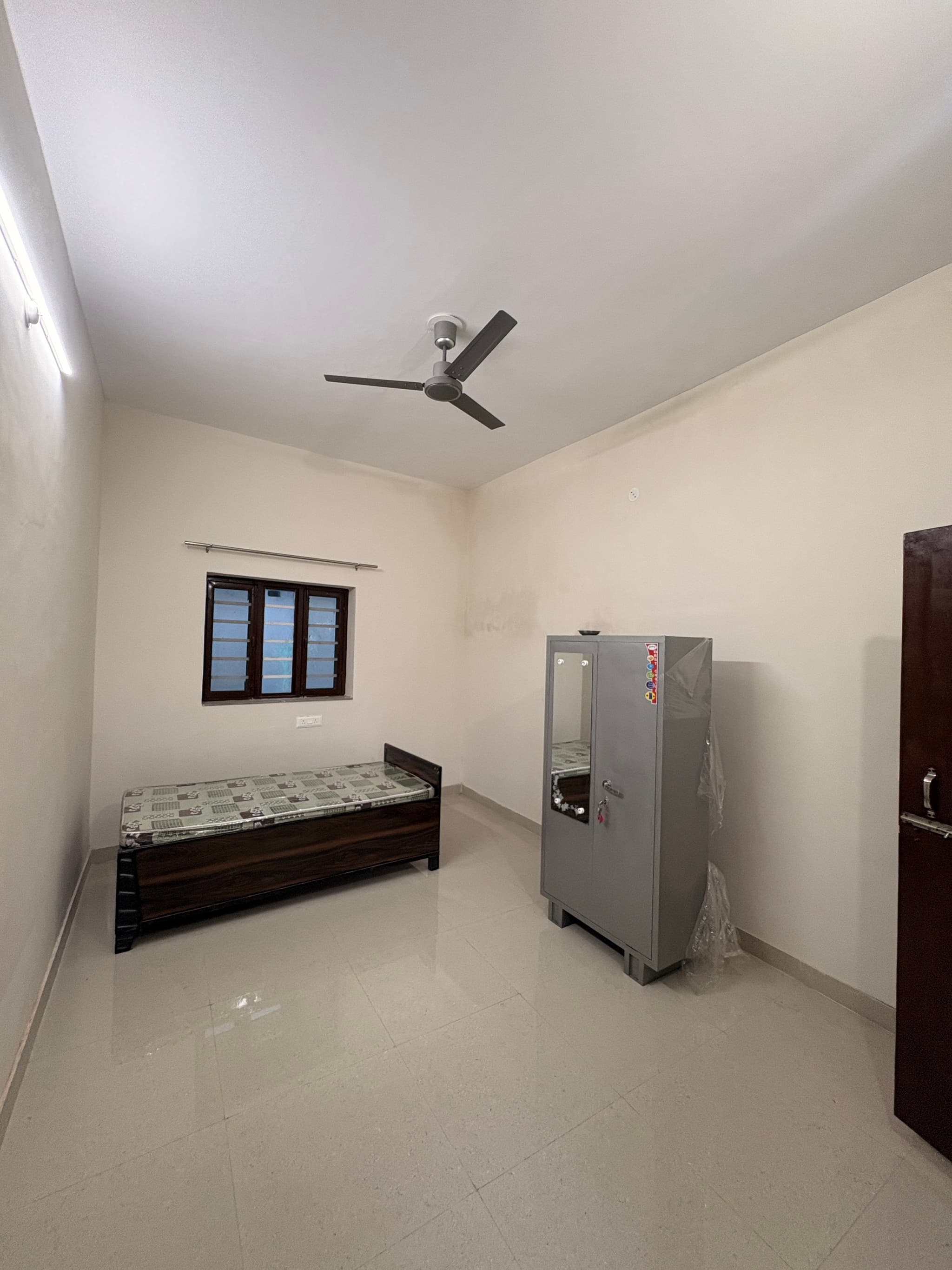 Room near graphic era hill university